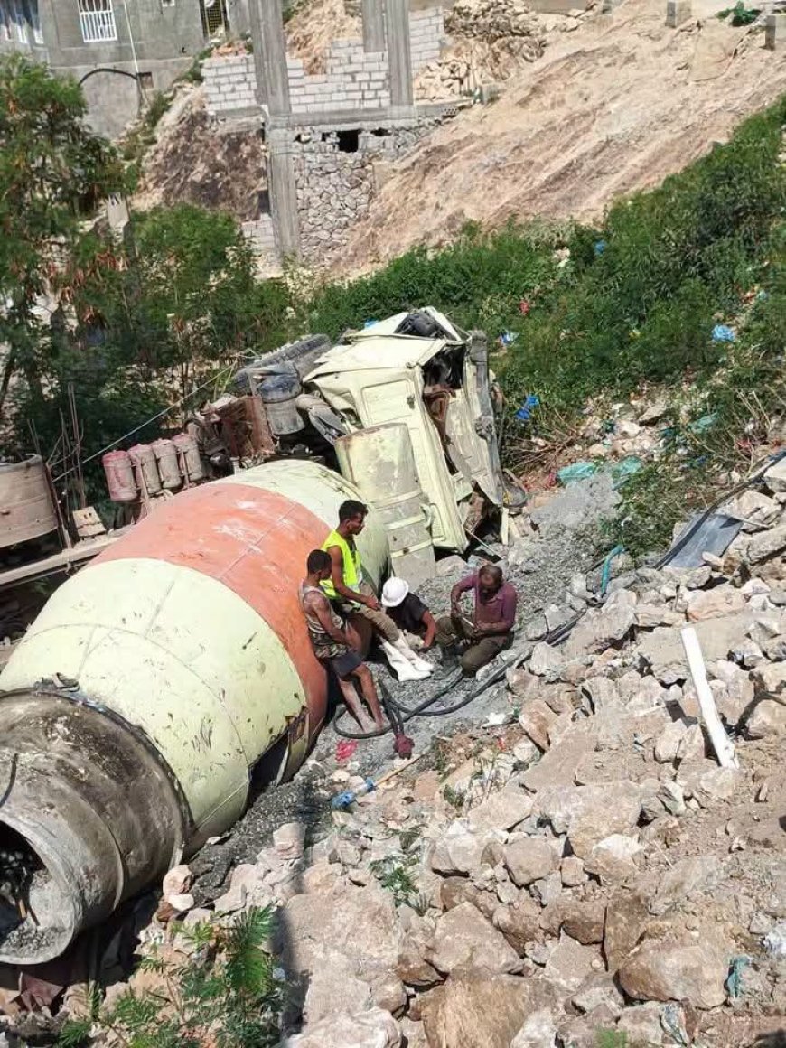 لحظات مرعبة في تعز.. سقوط خلاطة خرسانية على منزل بالمحصاب وإصابة عدد من المواطنين