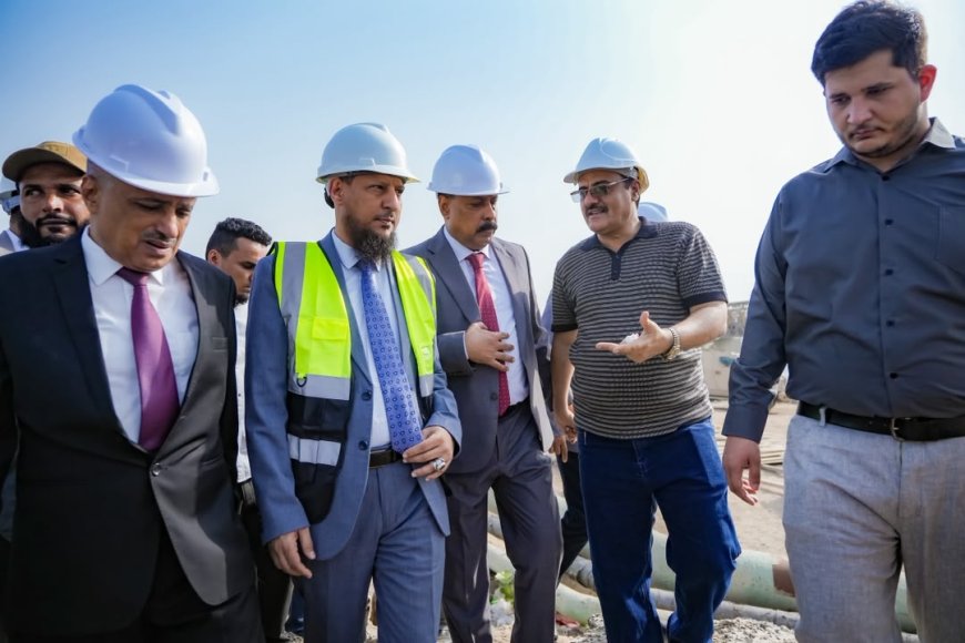 محافظ عدن ووزير الأشغال يدشنان مشروع صيانة وترميم جسر البريقة القديم ويطلعان على سير العمل في كورنيش كود النمر