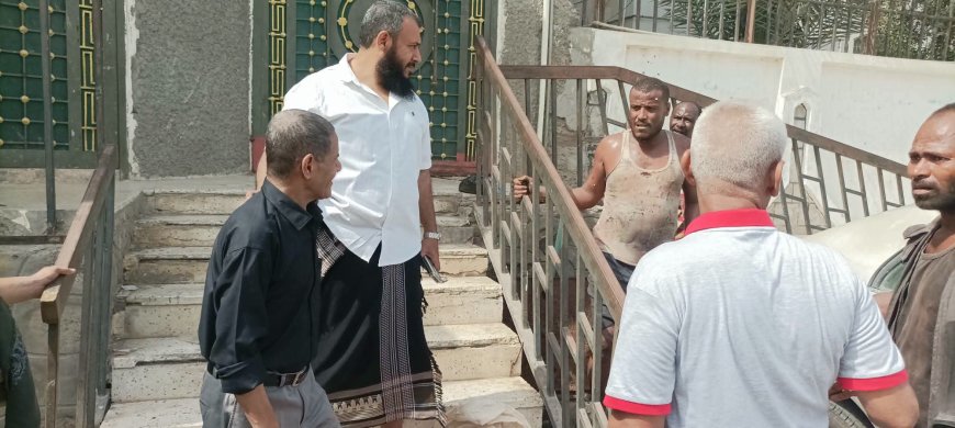 مدير عام مديرية التواهي يواصل النزولات الميدانية لمتابعة أعمال صيانة شبكة الصرف الصحي بمنطقة القلوعة