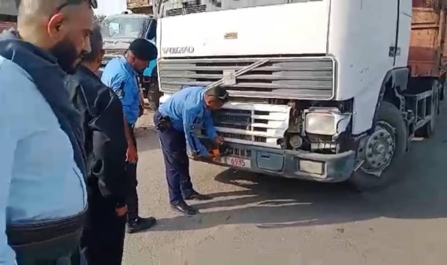 شرطة السير تنفذ حملة ميدانية لتنظيم حركة شاحنات النقل الثقيل في جولة كالتكس