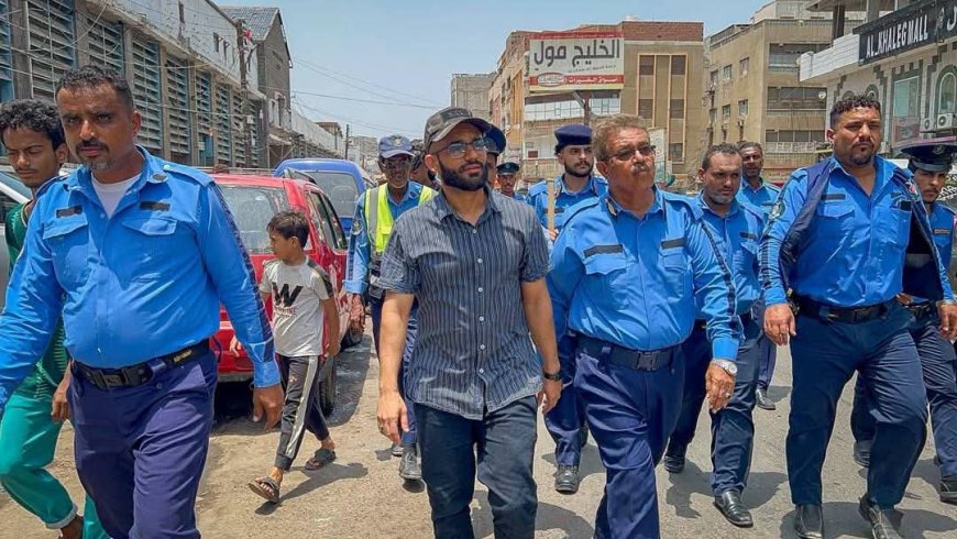 مدير صيرة ونائب شرطة السير بعدن يطلعان على أعمال رفع المعوقات في شوارع المديرية