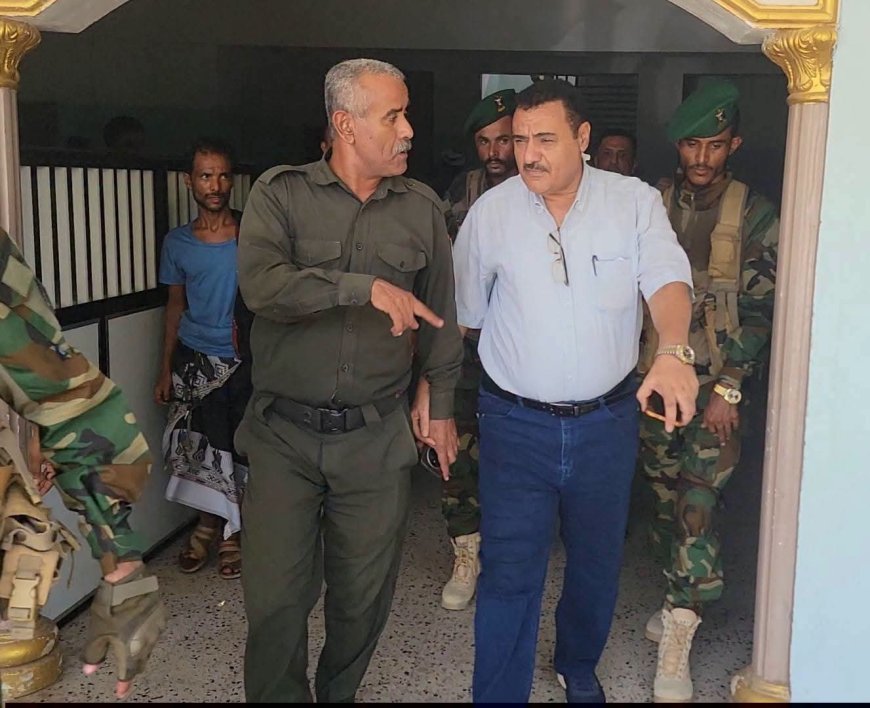 خلال زيارته المفاجئة لقسمي "الشعب" و"البريقة".."الداؤودي" يؤكد على أهمية الإنضباط ورفع الجاهزية الأمنية لأقسام الشرطة بالمديرية
