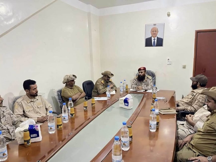 قائد المنطقة العسكرية الرابعة يوجّه بإعادة تموضع القوات ورفع الجاهزية في محور العند