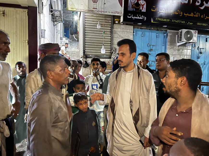 الوكيل الجيلاني يتفقد الأسر المتضررة من حريق بحي السلام بالمكلا ويوجه بتوفير سكن بديل