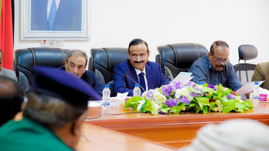 برئاسة المحافظ بن الوزير.. المكتب التنفيذي يعقد دورته الاعتيادية ويقف أمام مستوى أداء عدد من القطاعات