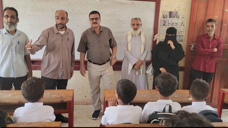 مدير البريقة يشيد بمستوى إقبال الطلبة وإنتظام المعلمين في أول أيام العام الدراسي الجديد