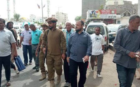 مدير عام المنصورة يشرف ميدانياً على حملة النظافة وإزالة العوائق في شارع القطيبي"شارع السجن سابقاً"..