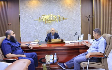 نائب وزير الصناعة يناقش مع مدير عام هيئة الأراضي تسوير المناطق الصناعية وإنشاء ميناء في أبين