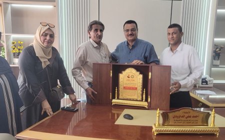 مدير عام البريقة يتسلم درعاٌ تكريمياٌ من إدارة مكتب التربية والتعليم بمديرية المنصورة