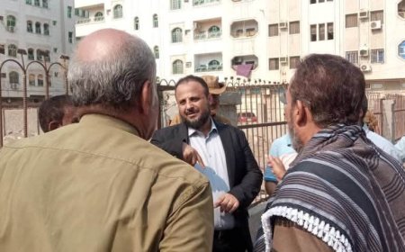 اليزيدي يواصل إشرافه الميداني على حملة النظافة الشاملة ويوجه بإعادة تأهيل حديقة الحي التجاري بالمنصورة..