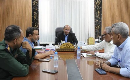مدير عام المكلا يترأس اجتماعاً موسعاً لمناقشة انطلاقة العام الدراسي وتعزيز الحماية الأمنية للمدارس