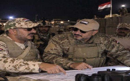 ​زيارة ليلية مفاجئة لخطوط النار الأولى.. عضو الرئاسي الفريق طارق يتابع المعارك من قلب الحدث