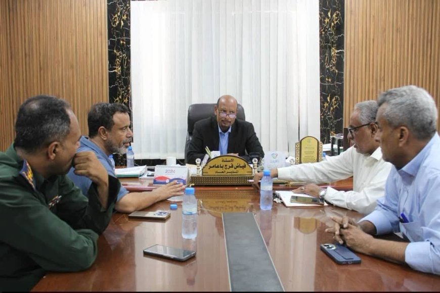 مدير عام المكلا يترأس اجتماعاً موسعاً لمناقشة انطلاقة العام الدراسي وتعزيز الحماية الأمنية للمدارس