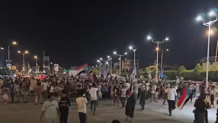 بالصور والفيديو.. وصول موكب أبناء شبوة إلى ساحة العروض بعدن وسط استقبال شعبية