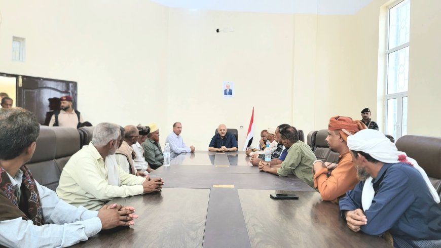 محافظ تعز يطلع على أضرار مرفأ باب المندب ويشيد بيقظة القوات البحرية وخفر السواحل في إيقاف خطوط التهريب