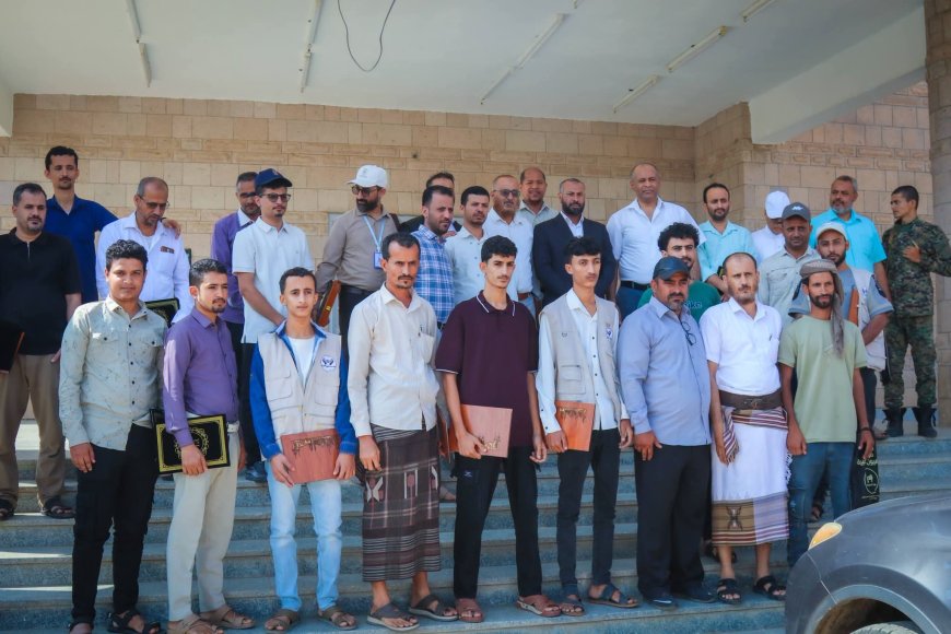 محافظ الضالع يختتم المخيم الطبي المجاني للعيون ويكرم الطواقم المشاركة 