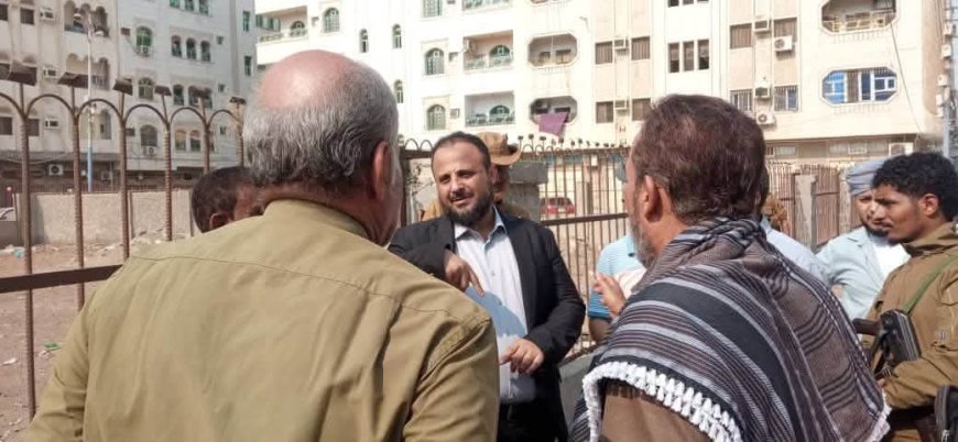 اليزيدي يواصل إشرافه الميداني على حملة النظافة الشاملة ويوجه بإعادة تأهيل حديقة الحي التجاري بالمنصورة..