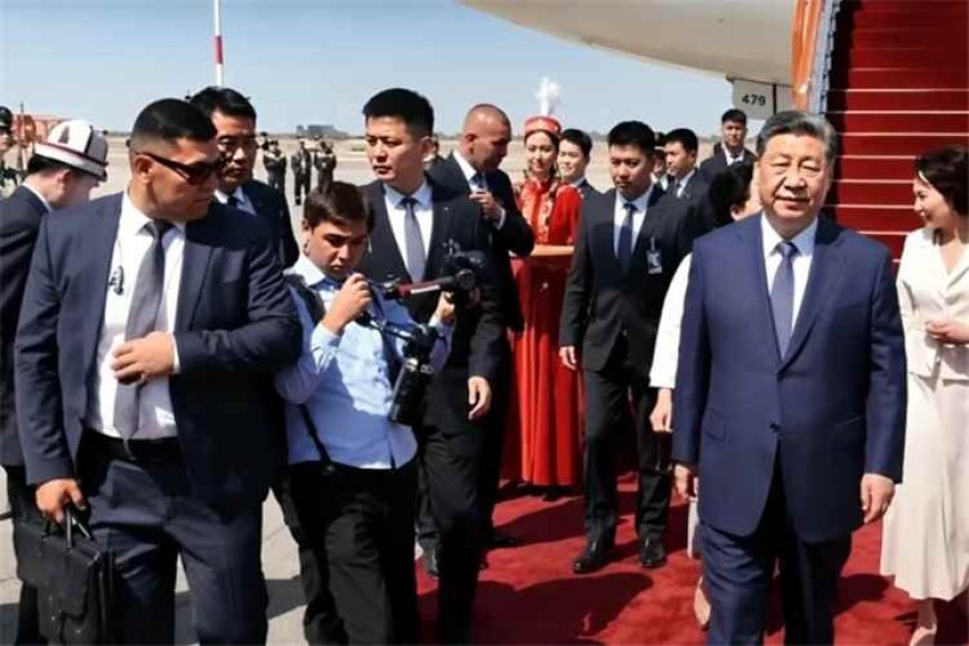 شاهد بالفيديو.. الحارس الشخصي للرئيس الصيني برد فعل خاطف تجاه مصور فاجأهم على السجادة الحمراء