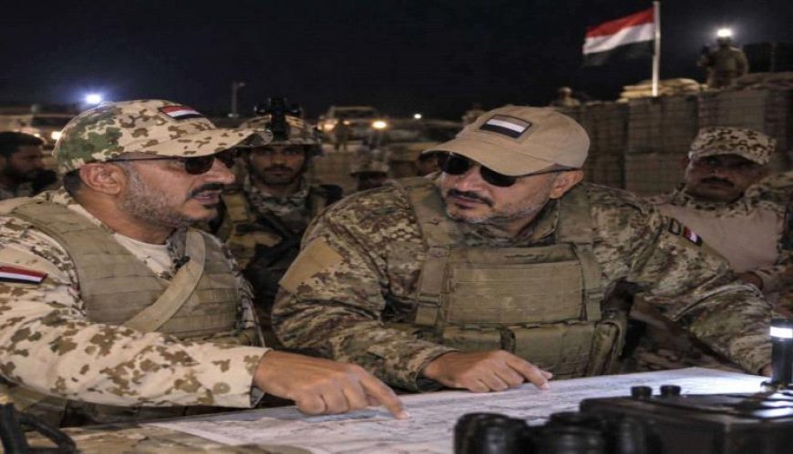 ​زيارة ليلية مفاجئة لخطوط النار الأولى.. عضو الرئاسي الفريق طارق يتابع المعارك من قلب الحدث